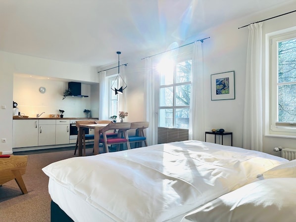 Estudio Confort, 1 cama King size, balcón, vista al parque | Ropa de cama hipoalergénica y decoración personalizada 