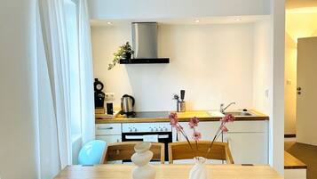 Appartamento Comfort, letti multipli, cucina, vista parco | Cucina privata | Frigorifero, forno, piano cottura, macchina per tè/caffè