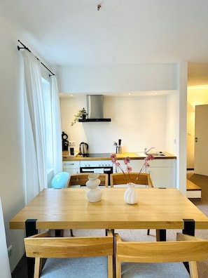 Condo Confort, varias camas, cocina, vista al parque | Cocina privada | Refrigerador, horno, parrilla de estufa y cafetera y tetera 