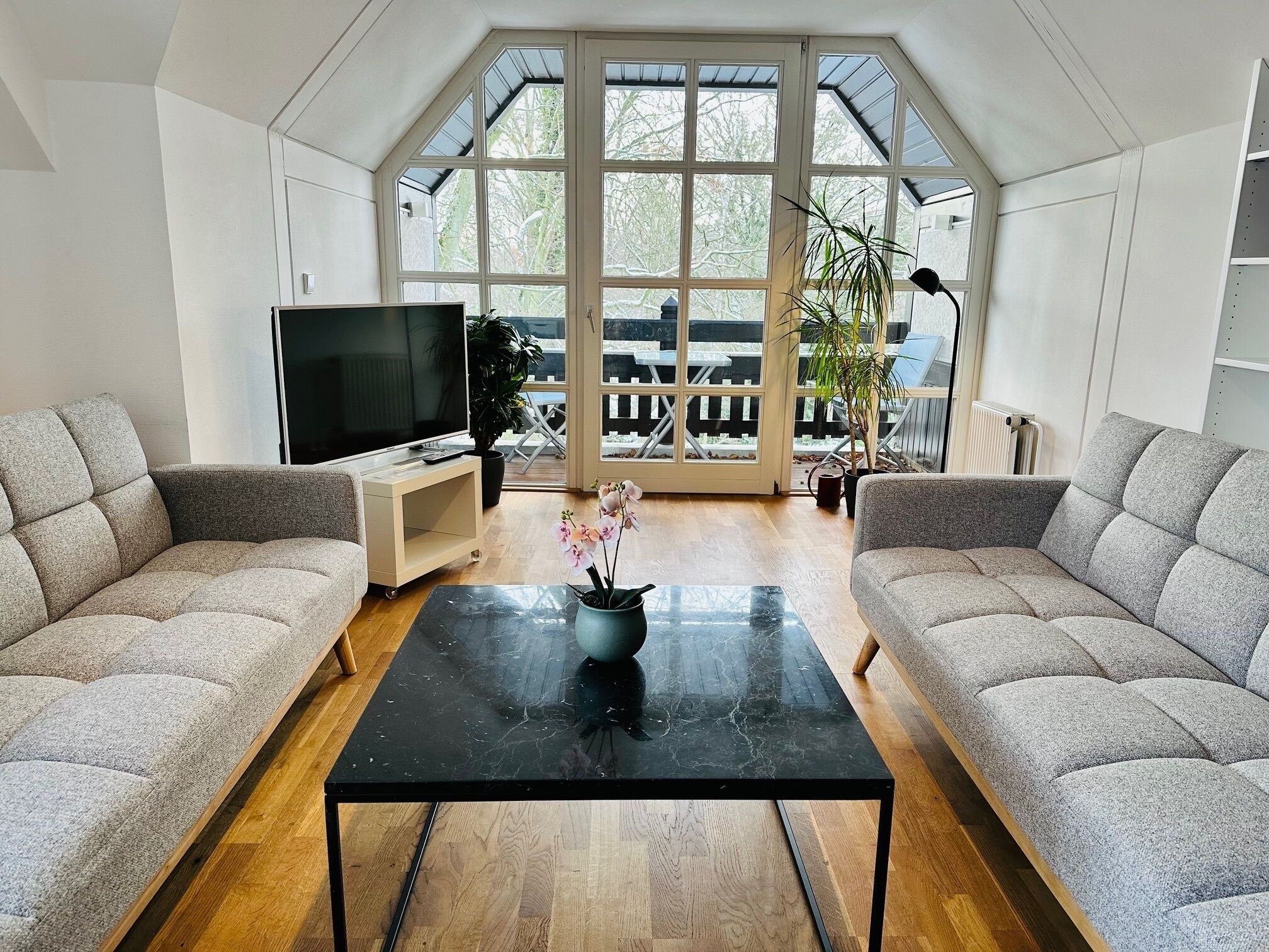 Condo clásico, varias camas, balcón, vista al parque | Área de sala de estar