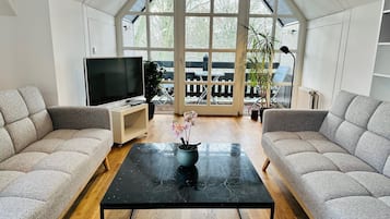 Condo clásico, varias camas, balcón, vista al parque | Área de sala de estar