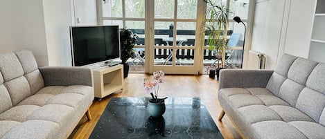 Classic Condo, Multiple Beds, Balcony, Park View | Living area