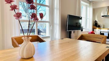 Comfort Condo, 1 King Bed with Sofa bed, Balcony, Park View | Dining