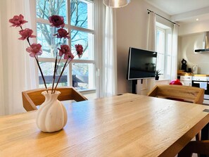 Comfort-lejlighed - 1 kingsize-seng med sovesofa - balkon - parkudsigt | Spiseområde