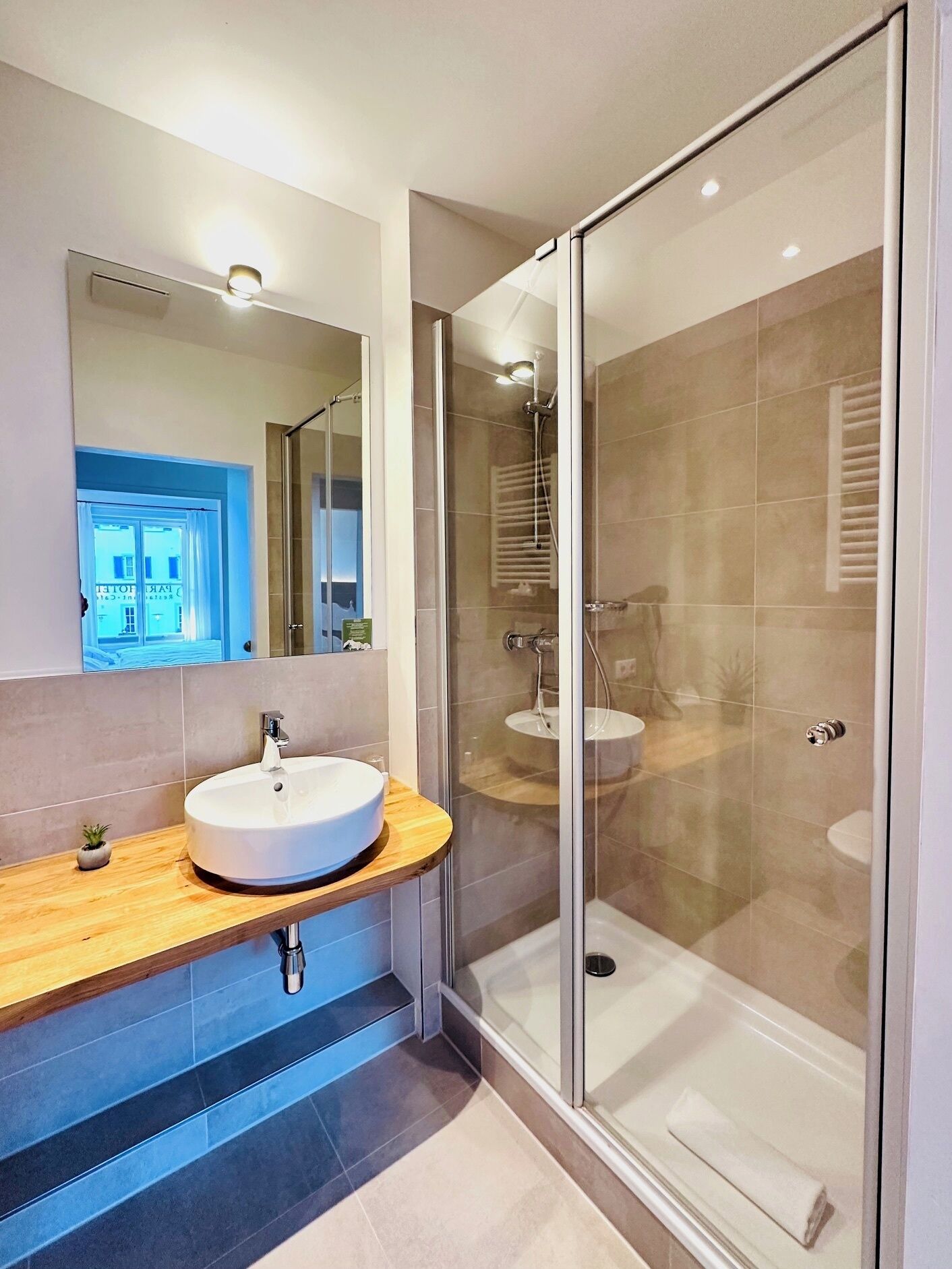 Comfort-Apartment, Mehrere Betten, Balkon, Parkblick | Badezimmer | Haartrockner, Handtücher, Toilettenpapier