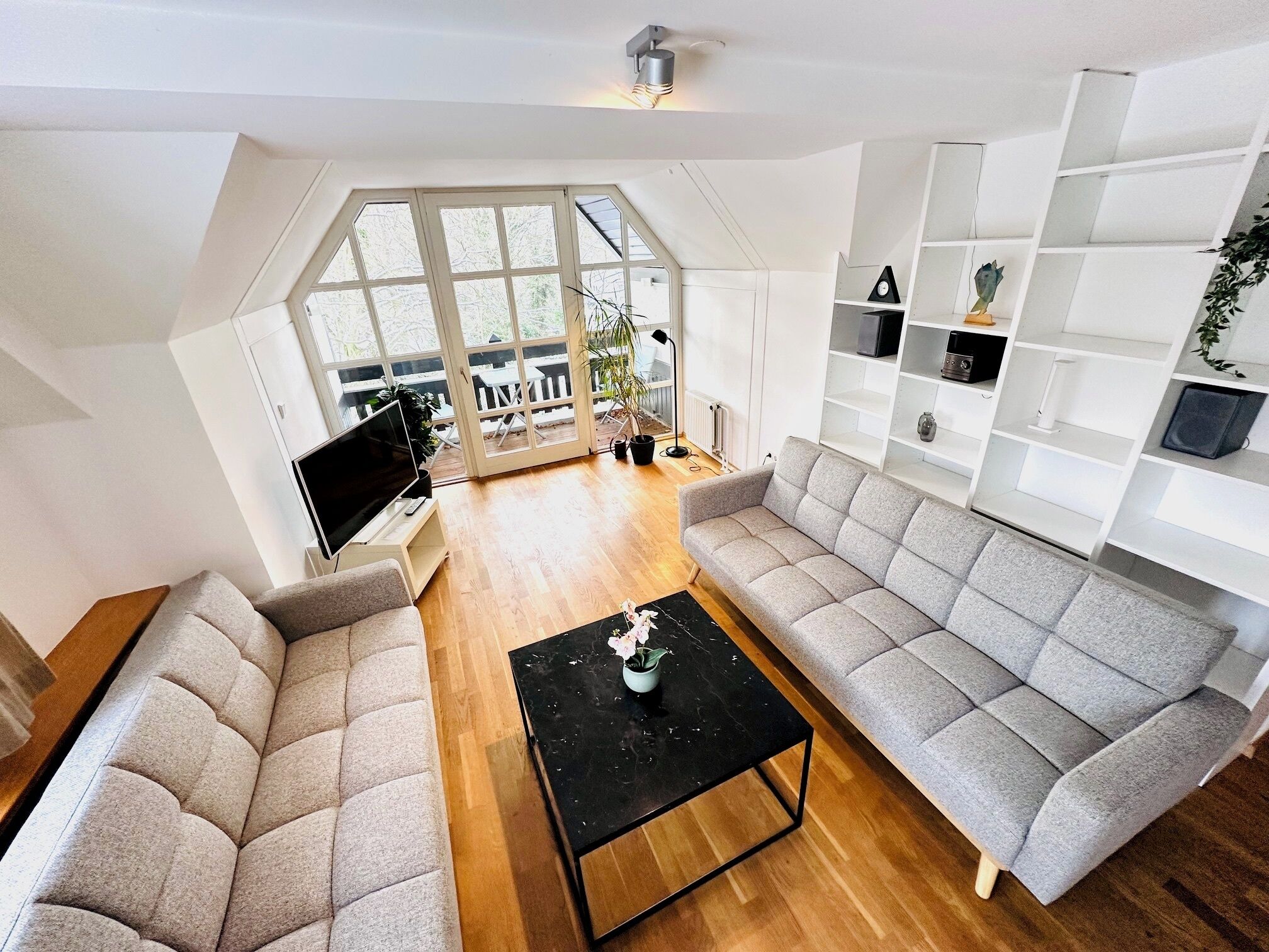 Condo clásico, varias camas, balcón, vista al parque | Área de sala de estar