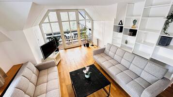 Condo clásico, varias camas, balcón, vista al parque | Área de sala de estar