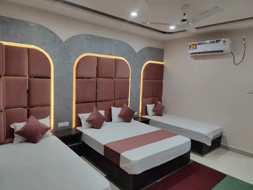 Deluxe-Vierbettzimmer | Schreibtisch, laptopgeeigneter Arbeitsplatz, kostenloses WLAN