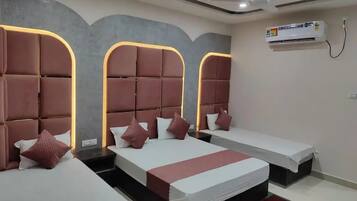 Deluxe-Vierbettzimmer | Schreibtisch, laptopgeeigneter Arbeitsplatz, kostenloses WLAN