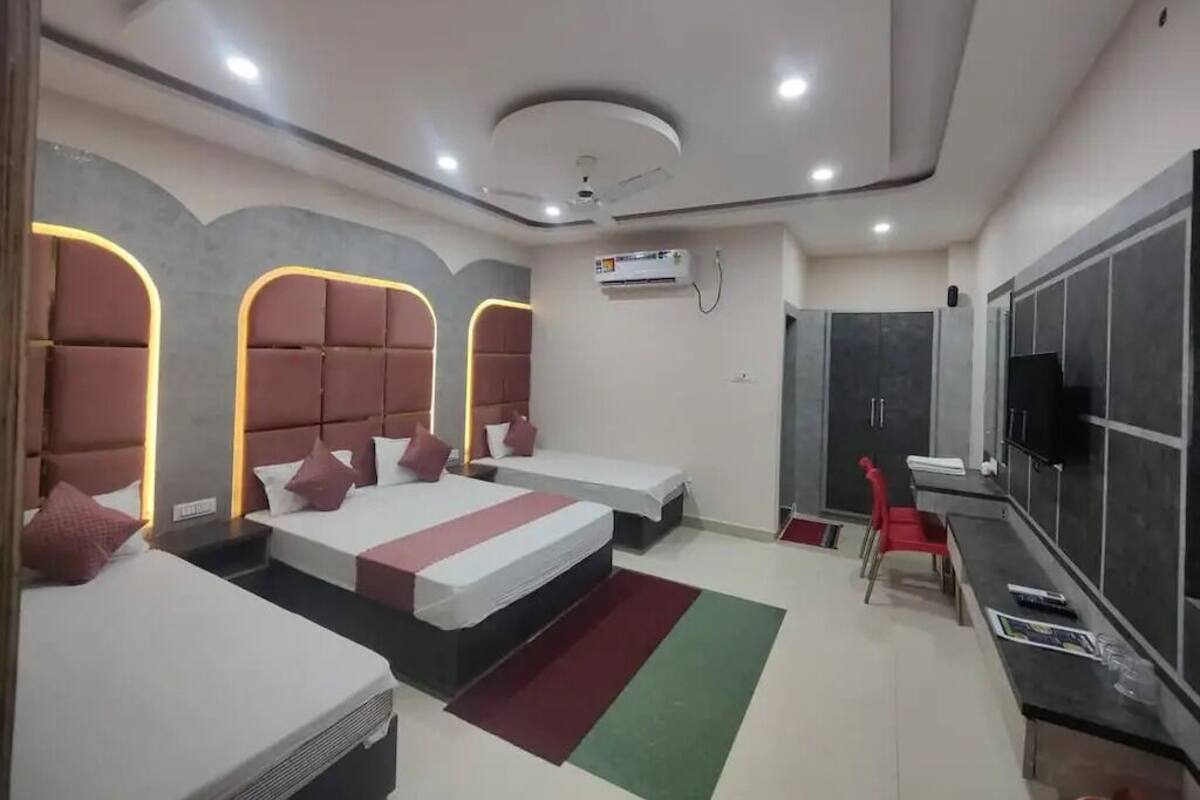 Deluxe Quadruple Room | Desk, laptop workspace, free WiFi