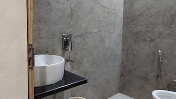 Ducha, toallas, jabón, shampoo