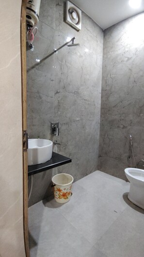 华丽双人房 | 浴室 | 淋浴设施、毛巾、肥皂、洗发水