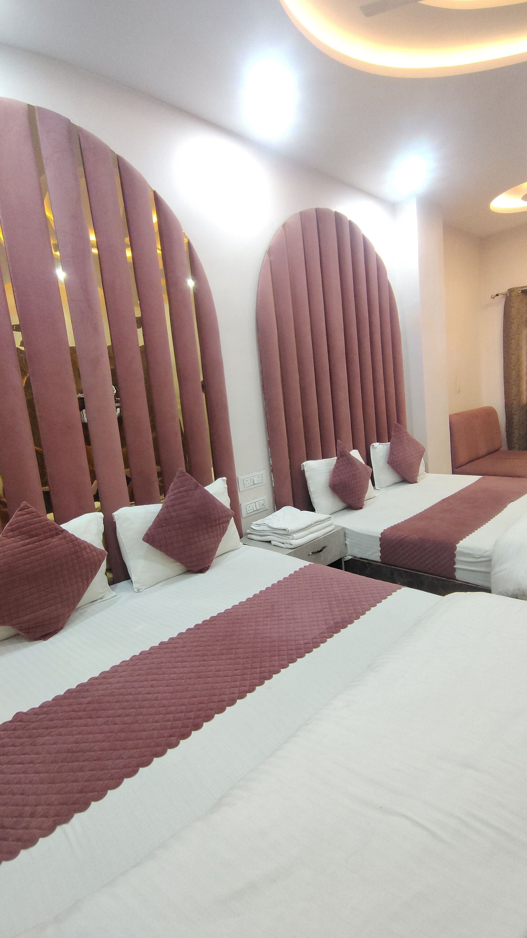 Deluxe-Vierbettzimmer | Schreibtisch, laptopgeeigneter Arbeitsplatz, kostenloses WLAN