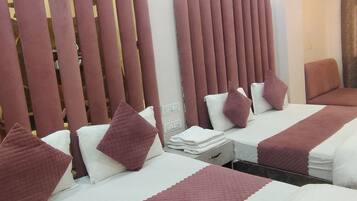 Deluxe-Vierbettzimmer | Schreibtisch, laptopgeeigneter Arbeitsplatz, kostenloses WLAN