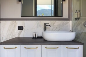 Douche, sèche-cheveux, serviettes fournies, papier toilette