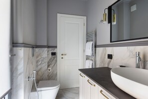 Een douche, een haardroger, handdoeken, toiletpapier