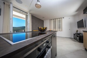 Mikrovågsugn, ugn, spishäll och diskmaskin