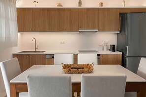 Fridge, stovetop, coffee/tea maker