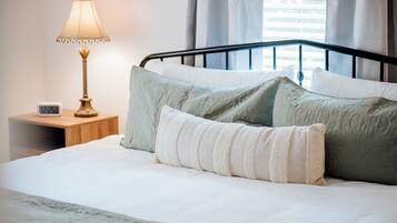 Desk, travel cot, free WiFi, bed sheets