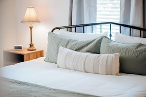 Escritorio, cuna de viaje, wifi gratis y ropa de cama