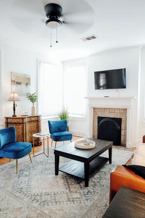 Smart TV, video games - Family-Friendly 2BR | Pet-Friendly + Fast WiFi (Montgomery)