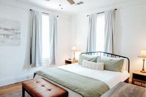 Desk, travel cot, free WiFi, bed sheets - Family-Friendly 2BR | Pet-Friendly + Fast WiFi (Montgomery)