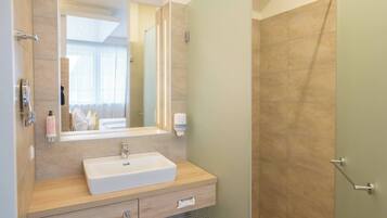 Apartment, 1 Bedroom, Accessible, Smoking | Bathroom