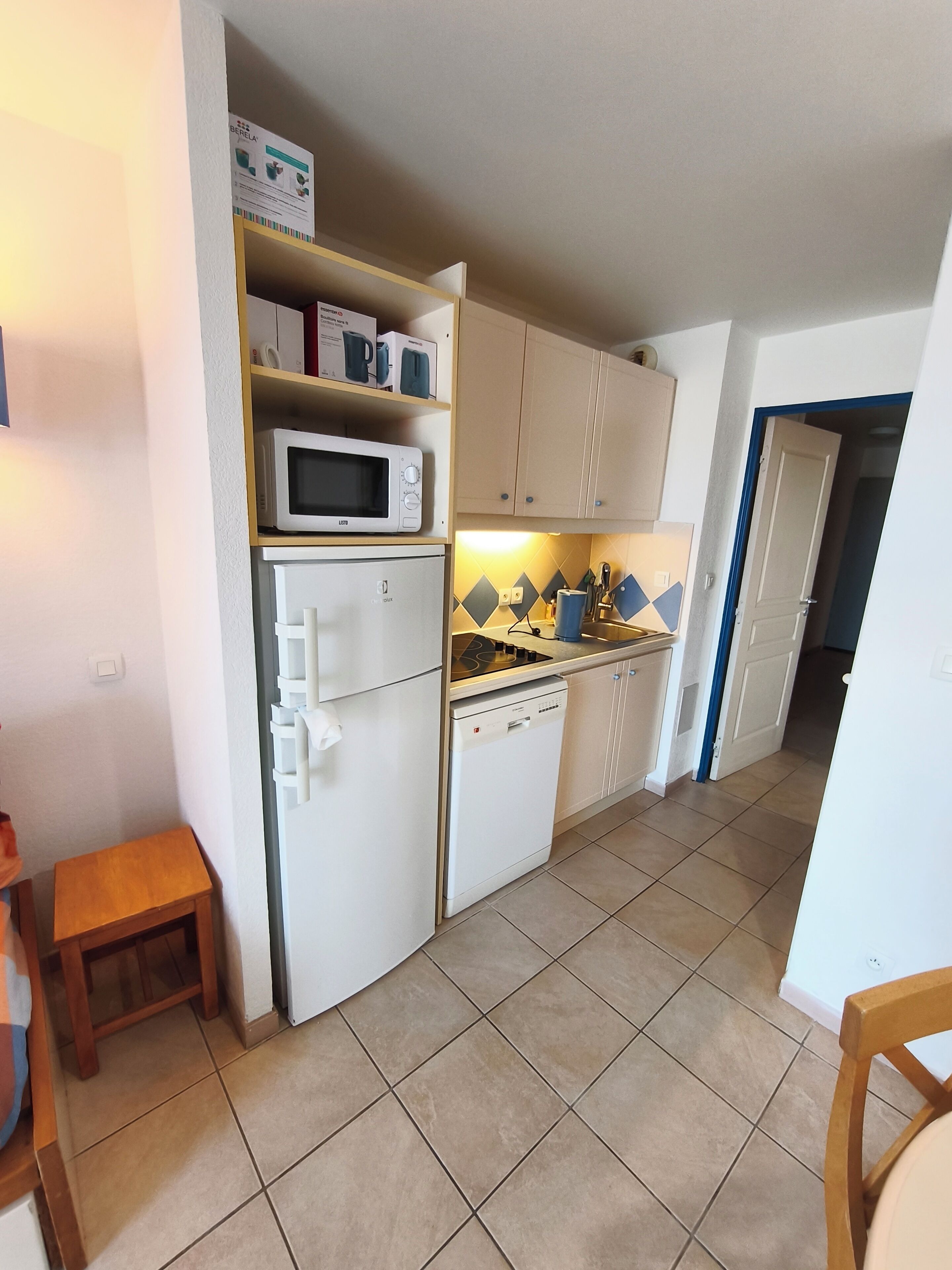 Réfrigérateur, micro-ondes, plaque de cuisson, lave-vaisselle