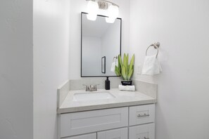 Secador de pelo, toallas, jabón y papel higiénico