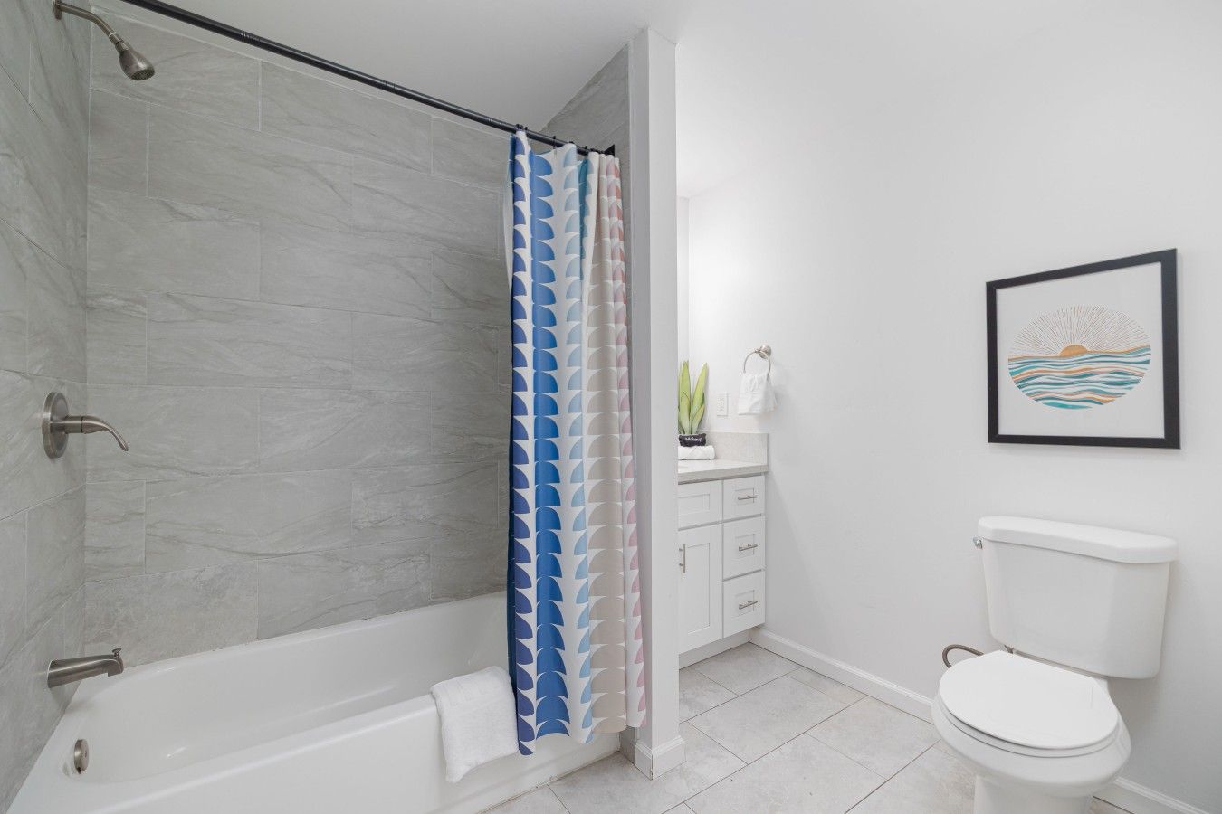 Une salle de bain avec douche, toilettes et lavabo.