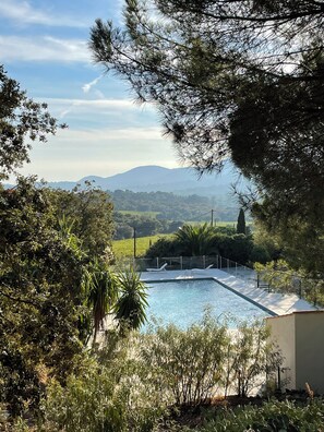 Pool - SUITE TROPEZ: Charming apartment in an estate with garden and swimming pool. (La Croix-Valmer)