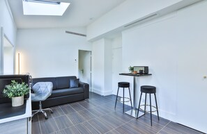 Interior - SUITE TROPEZ: An elegant, soothing suite with heated pool. (La Croix-Valmer)