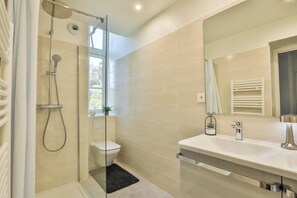 Shower, hair dryer, bidet, towels - SUITE TROPEZ: Charming apartment in an estate with garden and swimming pool. (La Croix-Valmer)