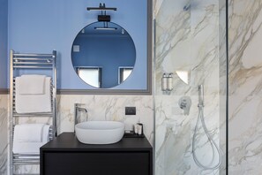 Een douche, een haardroger, handdoeken, toiletpapier