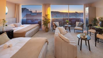 Appartement Supérieur, vue ville | Coffres-forts dans les chambres, bureau