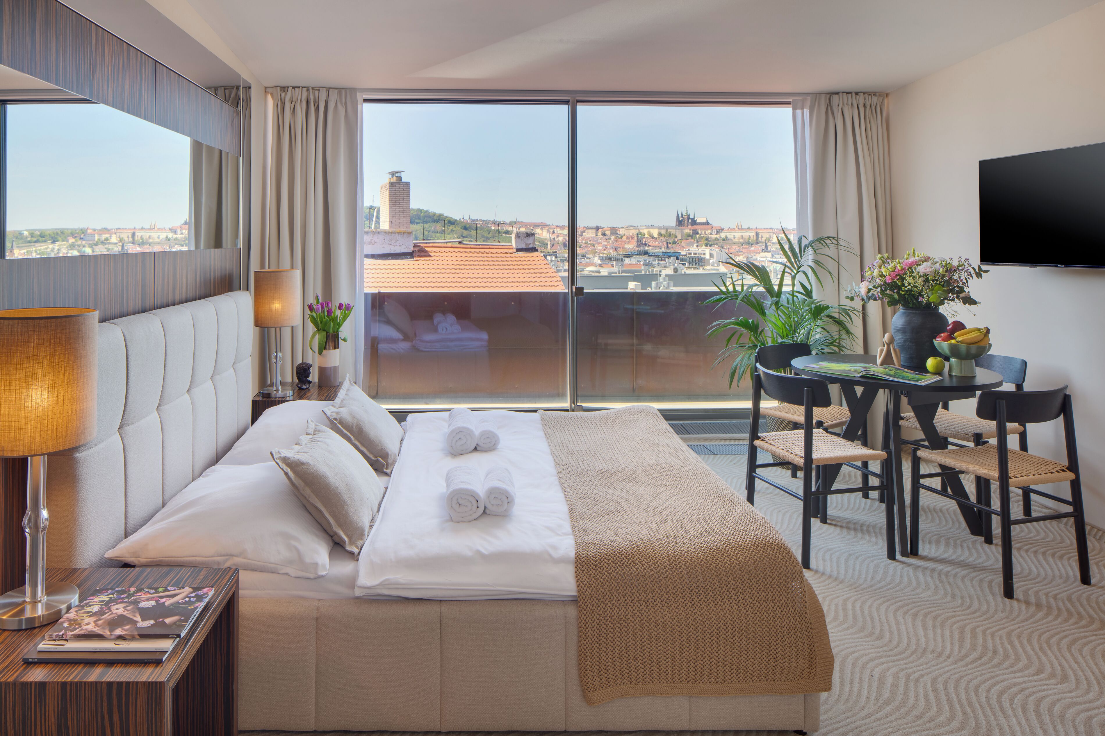 Apartamento superior, vistas a la ciudad | Caja fuerte, escritorio, espacio para trabajar con un portátil