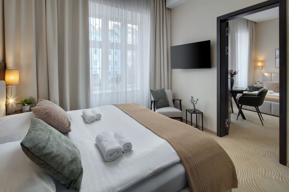 Comfort Apartment | In-room safe, desk, laptop workspace, blackout drapes