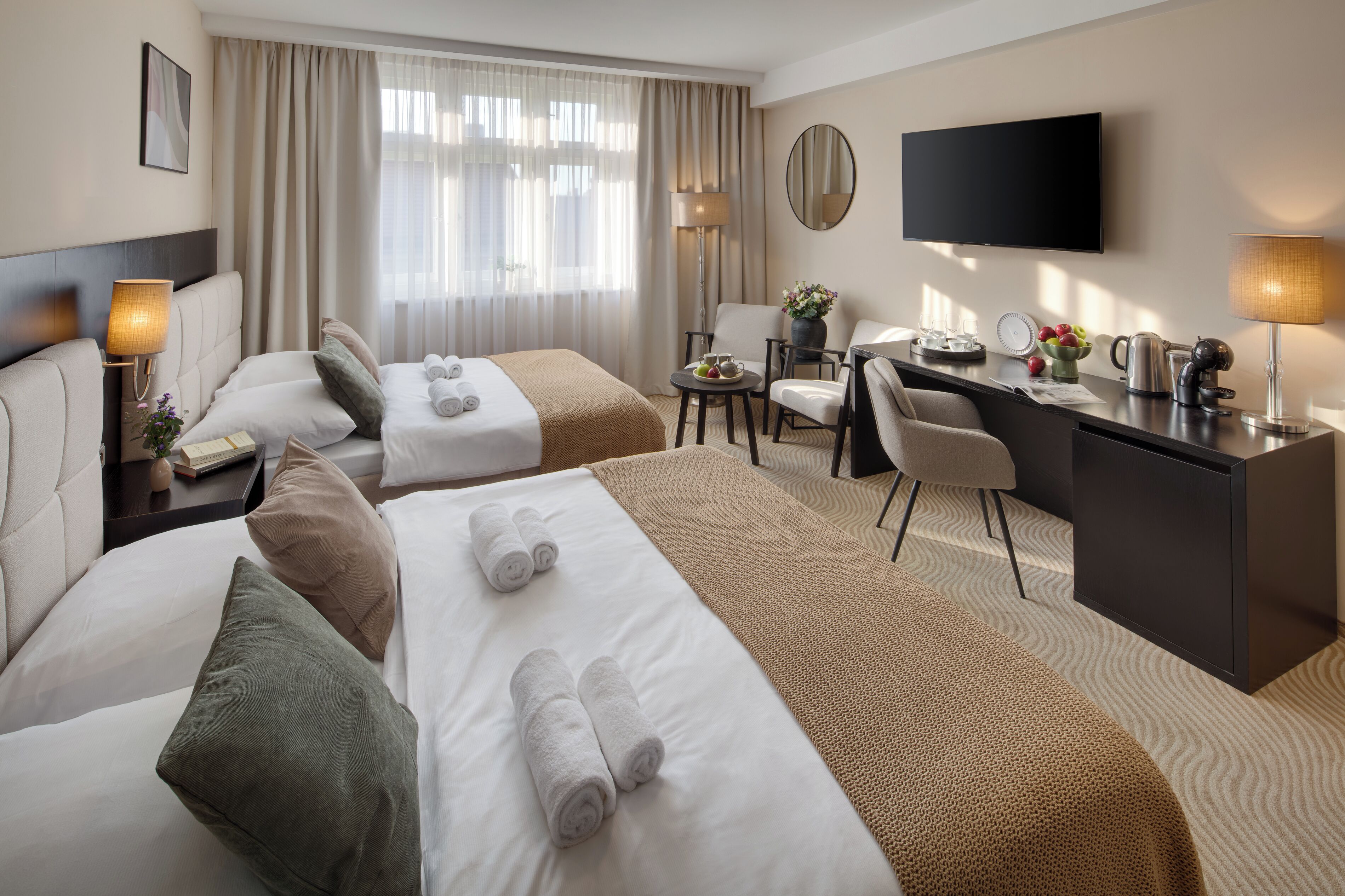 디자인룸 | 객실 내 금고, 책상, 노트북 작업 공간, 암막 커튼