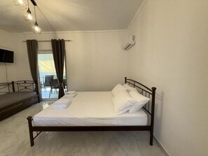 Comfort Apartment, Balcony, Courtyard View | Blackout curtains, soundproofing, iron/ironing board, free WiFi - Seawave (Markopoulo Mesogaias)