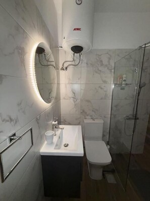 Comfort Apartment, Balcony, Courtyard View | Bilik Mandi | Kelengkapan dandanan diri percuma, sabun, syampu, tisu tandas 