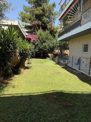 Comfort Apartment, Balcony, Courtyard View | Property grounds - Seawave (Markopoulo Mesogaias)