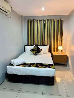 2 bedrooms, iron/ironing board, internet, bed sheets