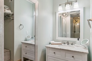 Dusch, hårtork och handdukar