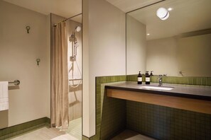 Chambre Signature | Salle de bain | Douche, pomme de douche hydromassante, articles de toilette (gratuits)