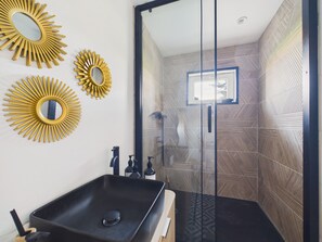 Shower, hair dryer - Comfortable house for 8 with garden (Saint-Gilles-Croix-de-Vie)