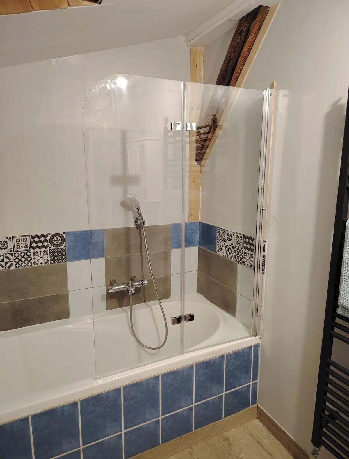 Sèche-cheveux, serviettes fournies, savon, papier toilette