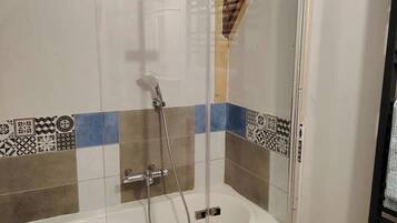 SĂšche-cheveux, serviettes fournies, savon, papier toilette