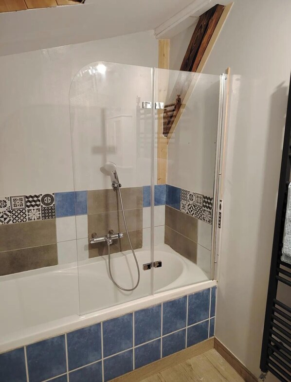 Secadora de cabello, toallas, jabón, papel de baño 