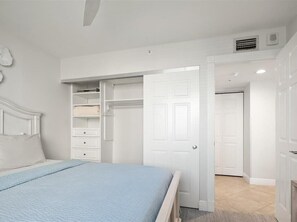 アイロン / アイロン台、WiFi (無料)、ベッドシーツ