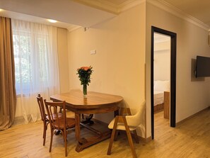 Căn hộ dành cho gia đình, 2 phòng ngủ, bếp, quang cảnh sân vườn | Khu ăn uống